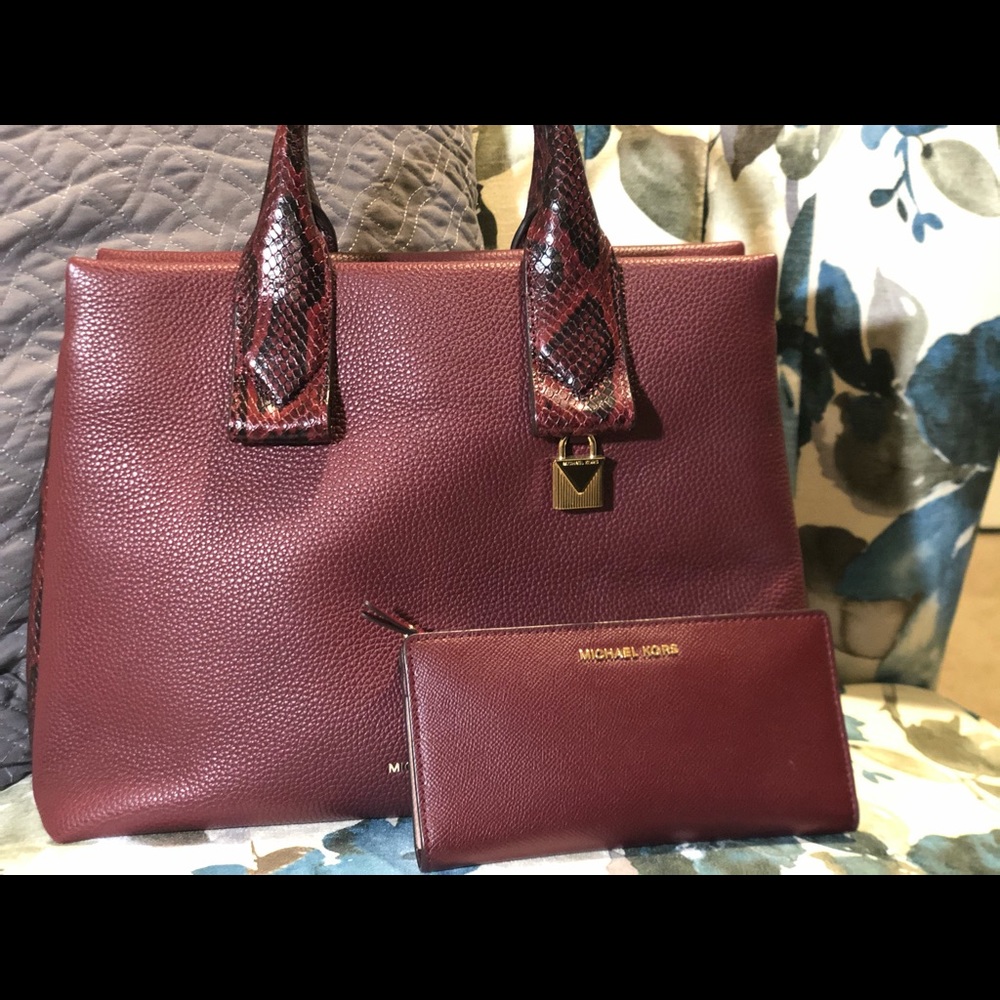 Michael Kors Wallet - Oxblood
